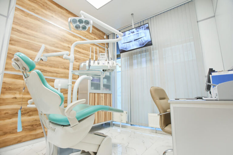 Gabinet dentystyczny na Bemowie – zadbaj o swoje dziąsła